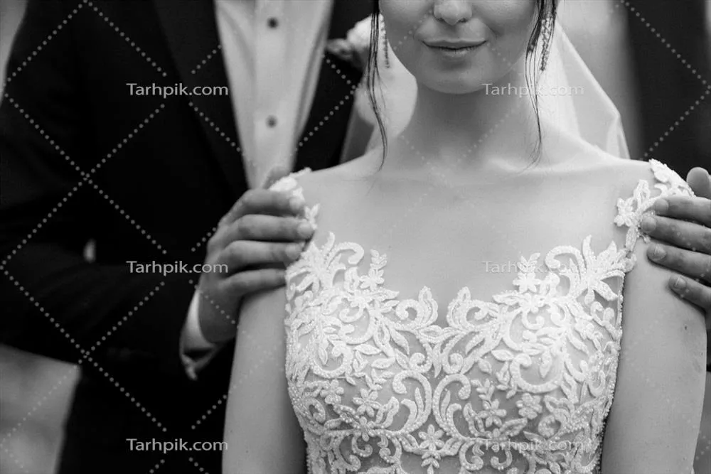 آرایش عروس با لباس عروسی دارای کمر بند و بندهای تزئینی