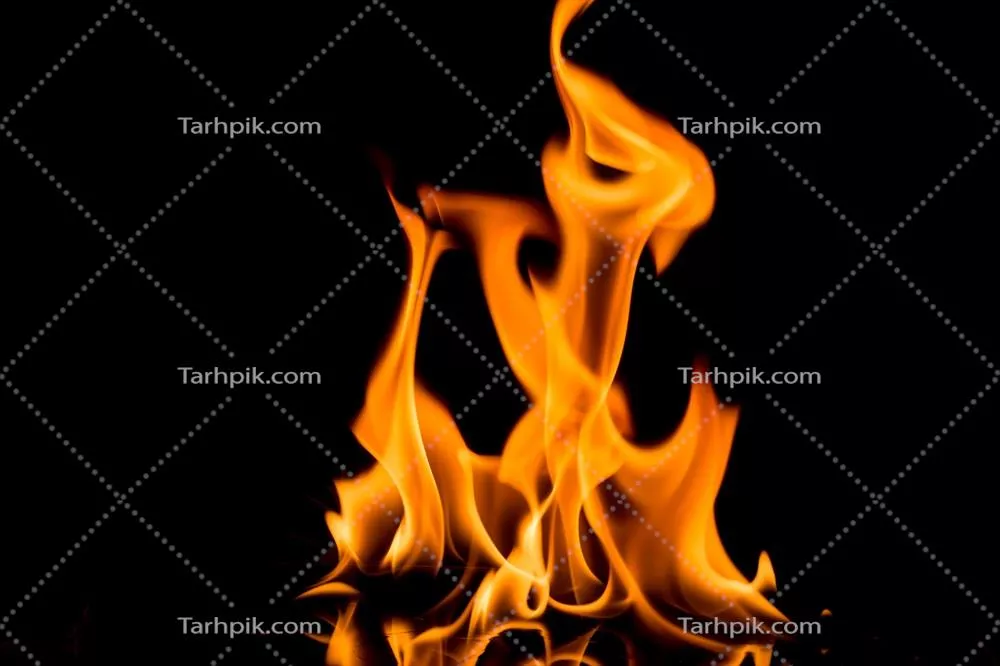 حرکت آتش و شعله‌های آتشین در پس‌زمینه سیاه شب تاریک