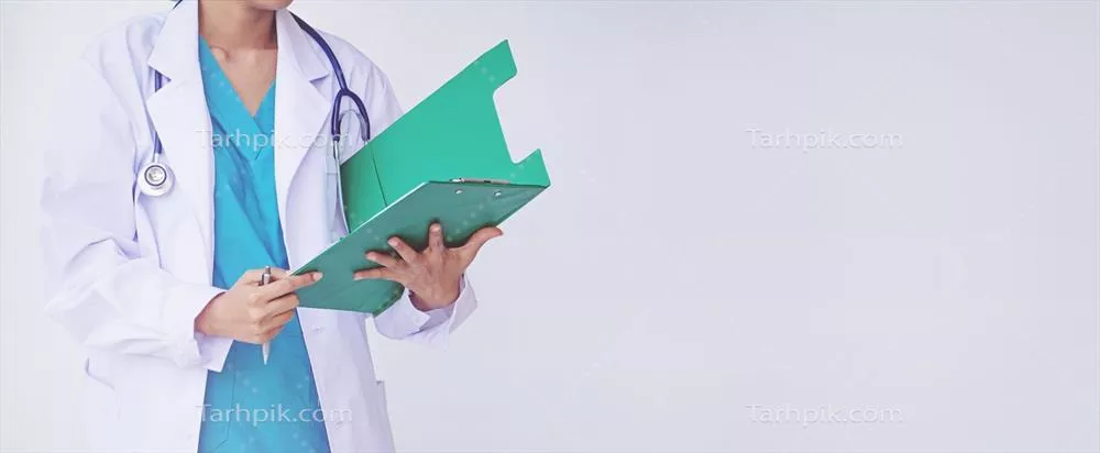پزشک با دست در دست داشتن پرونده و نسخه پزشکی در حال مشاوره