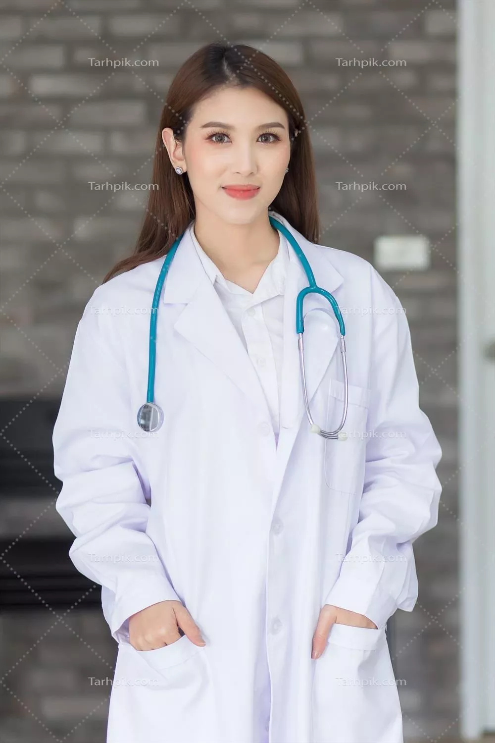 زنی جوان و پزشک در بیمارستان با روپوش پزشکی و گوشی پزشکی