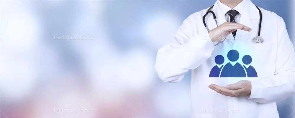 بیمه سلامت و زندگی برای کل خانواده: پزشک در روپوش سفید با نماد خانواده و ژست حفاظتی