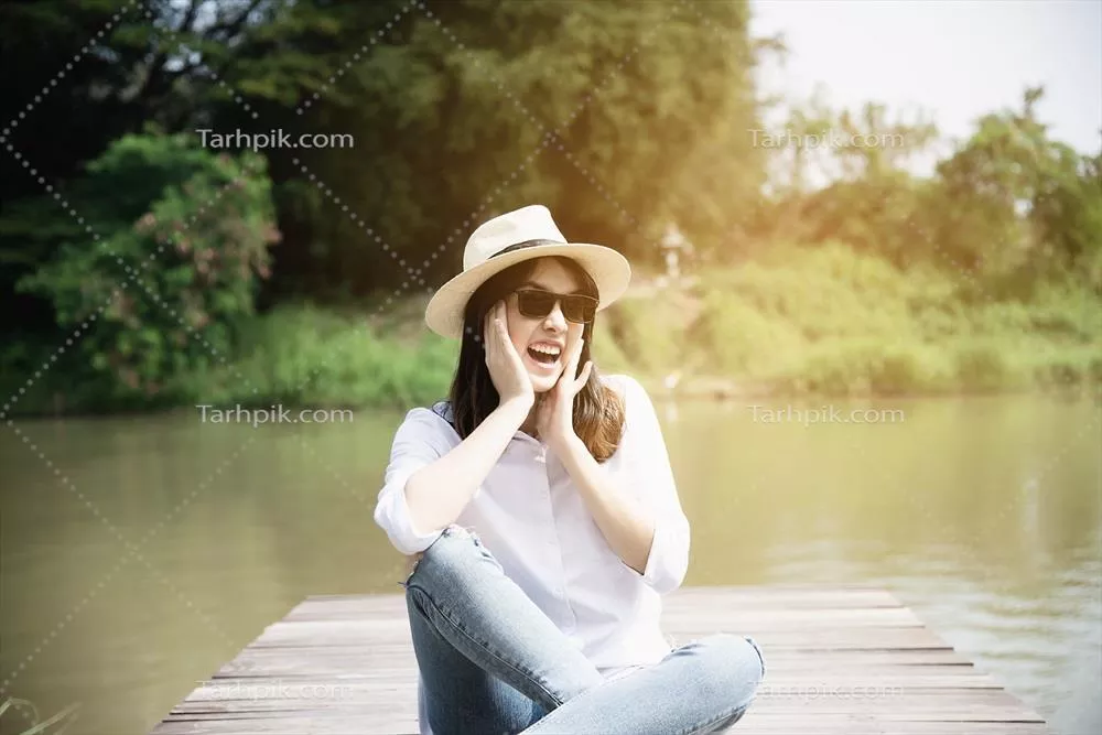 پرتره‌ای زیبا و دلنشین از یک دختر جوان خوشحال در سبک زندگی شاد