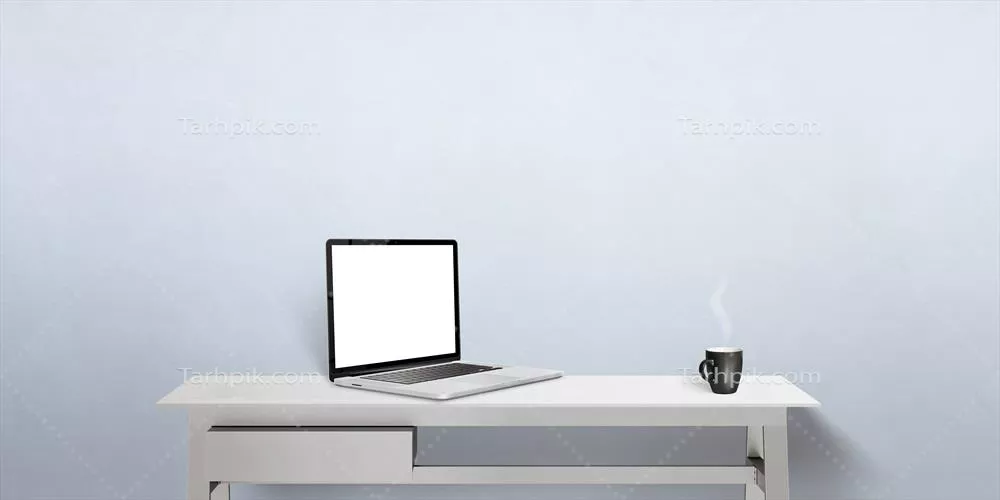 ماکت لپ تاپ در نمای جلویی بر روی میز کار برای تبلیغات وبسایت با فنجان قهوه کنار آن