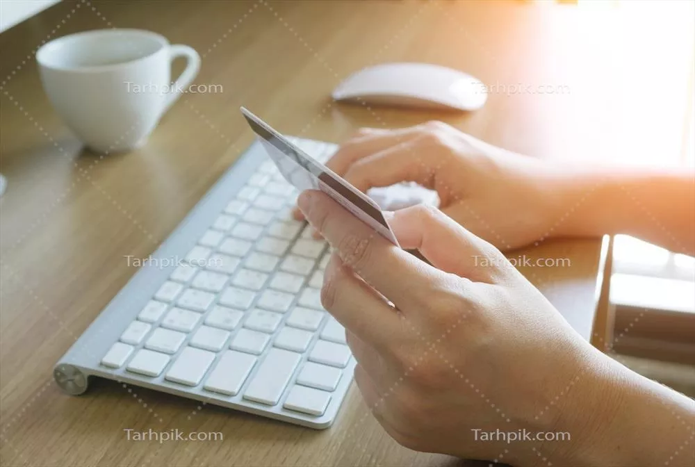 خرید آنلاین با کارت اعتباری: دستها در حال استفاده از کامپیوتر