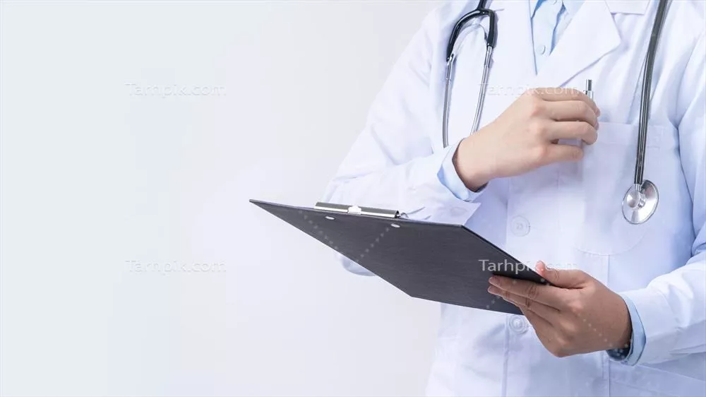 پزشک با گوشی پزشکی در روپوش سفید در حال نوشتن سوابق پزشکی