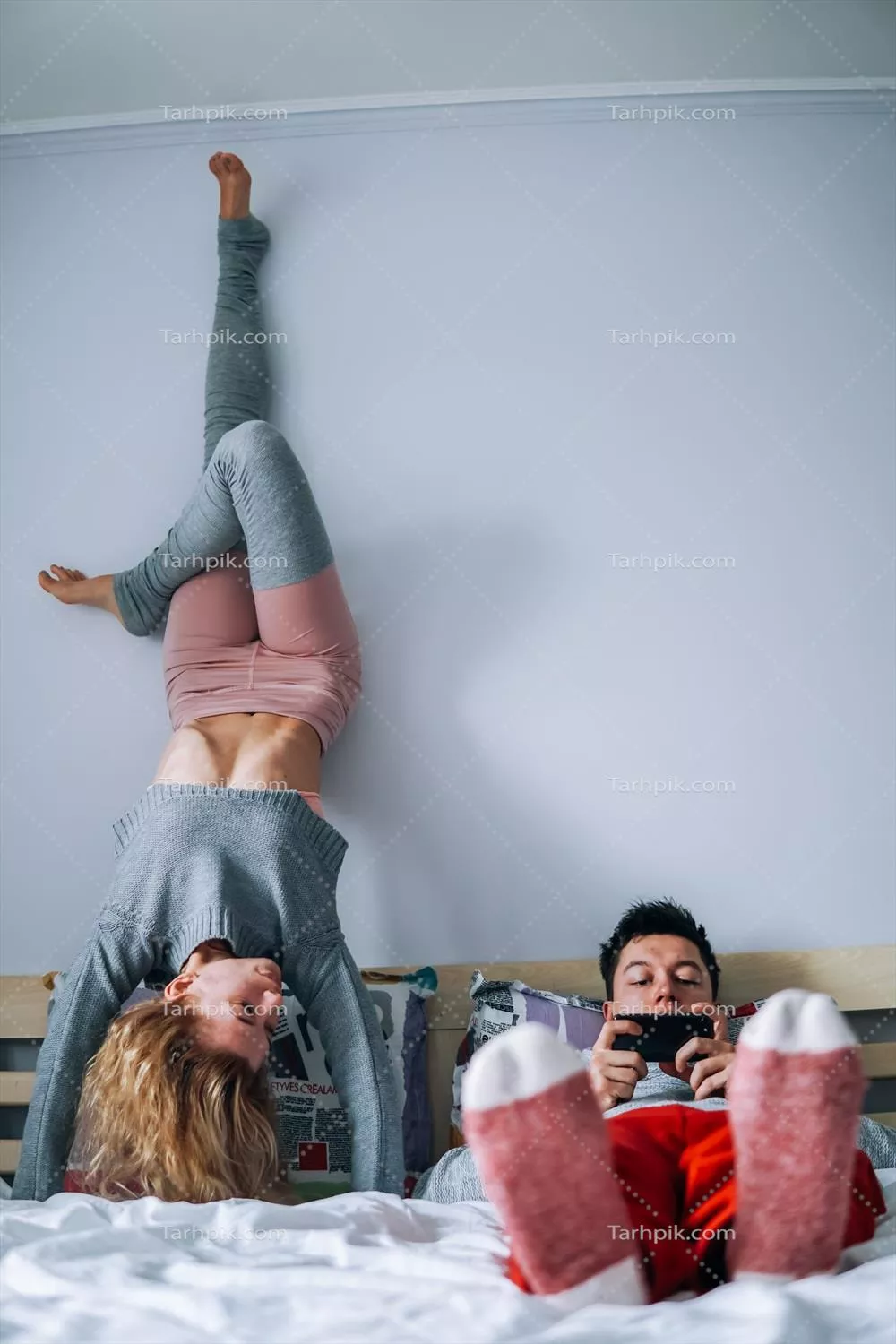 تصویری از یک مرد و زن در حال استراحت بر روی تخت خواب با احساس آرامش