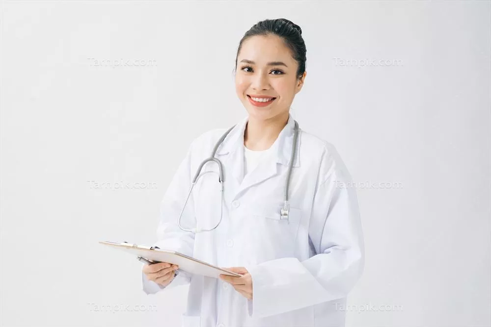 زن جوان شاد پزشک با کلیپ مدارک در پسزمینه سفید