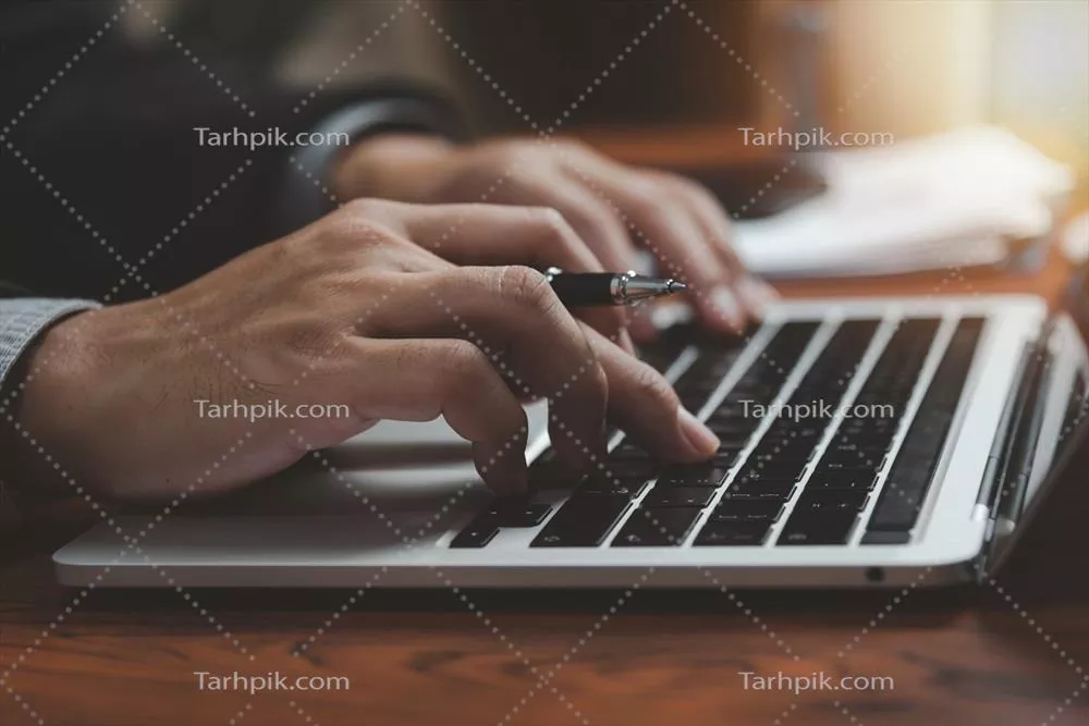 بیزینسمن مشغول کار با کیبورد لپ‌تاپ در دفتر کار به مفهوم فناوری و کسب و کار