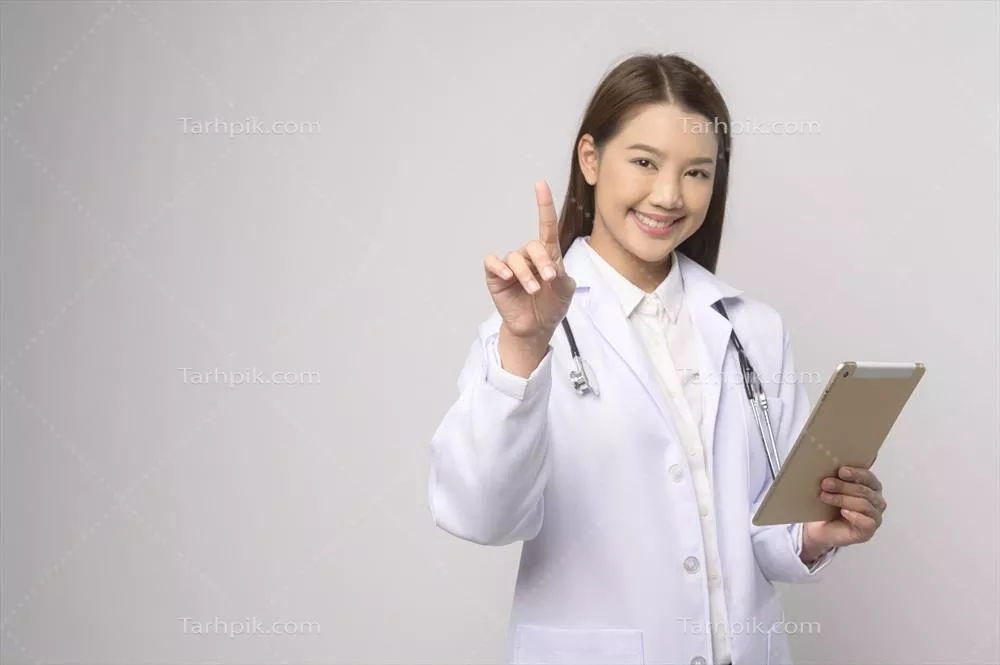 پرترهای از پزشک زن با اعتماد به نفس در پسزمینه سفید به مفهوم فناوری پزشکی و سلامت