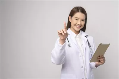 پرترهای از پزشک زن با اعتماد به نفس در پسزمینه سفید به مفهوم فناوری پزشکی و سلامت