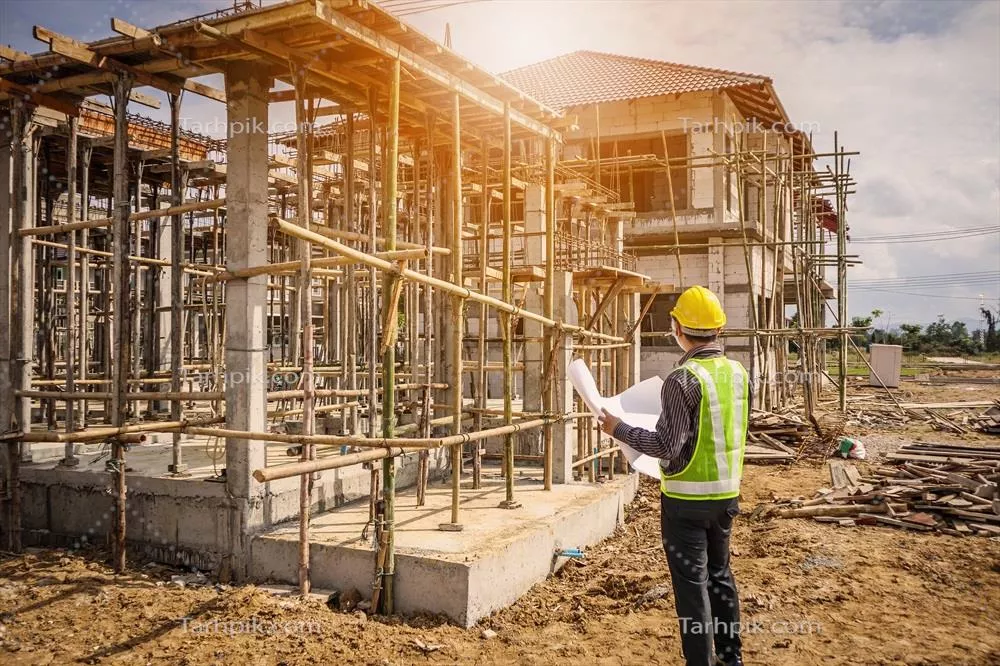مهندس و کارگر ساختمانی آسیایی در محل ساخت و ساز خانه