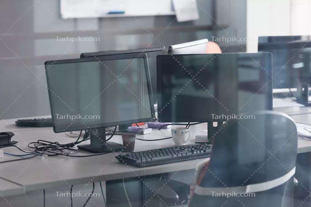 دفتر خالی با کامپیوترهای مدرن و طراحی داخلی روزآمد