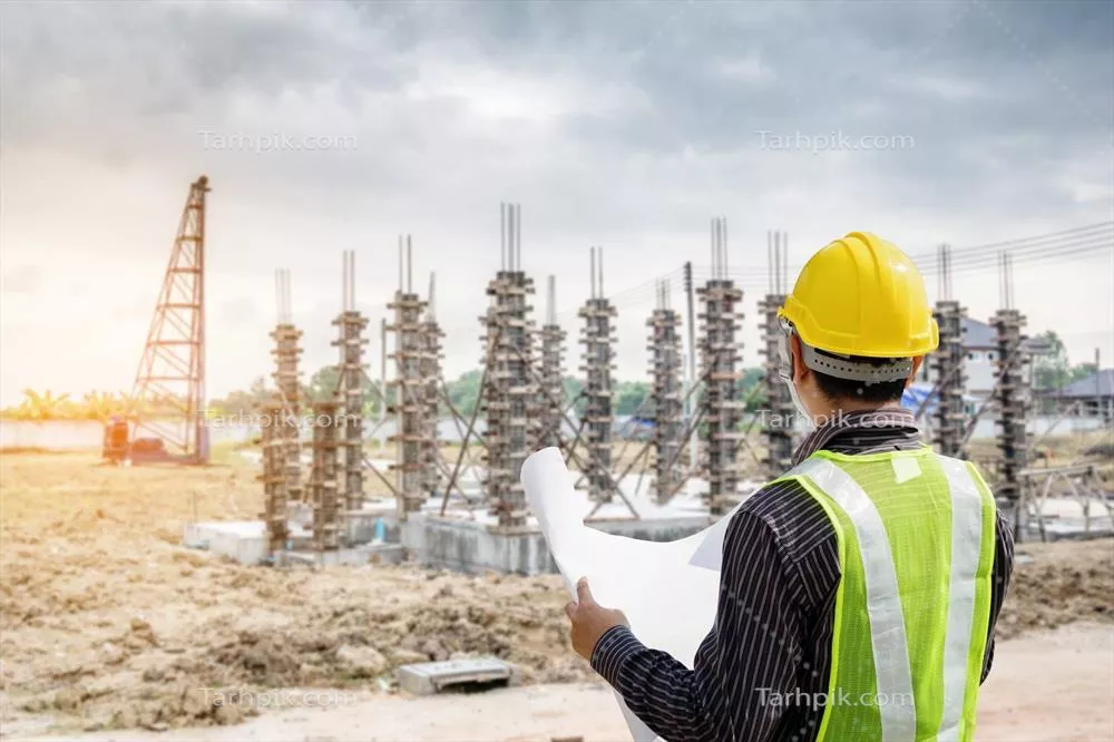 مهندس حرفه‌ای با کلاه ایمنی و طراحی‌های ساختمان در محلConstruction