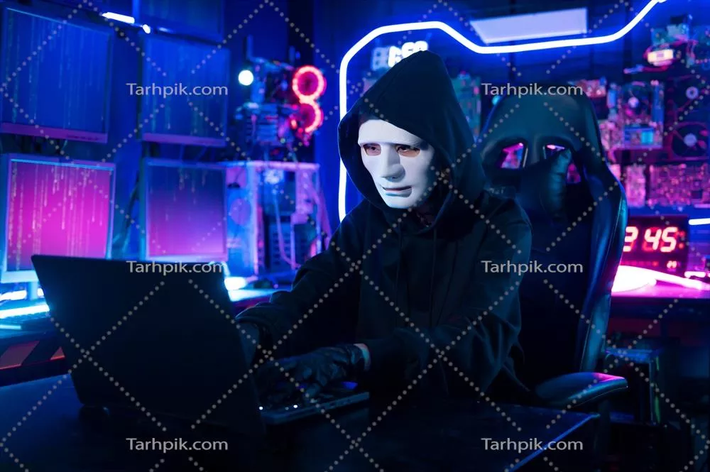 هکر در شب با استفاده از لپتاپ به سرقت دادهها در حال فعالیت است