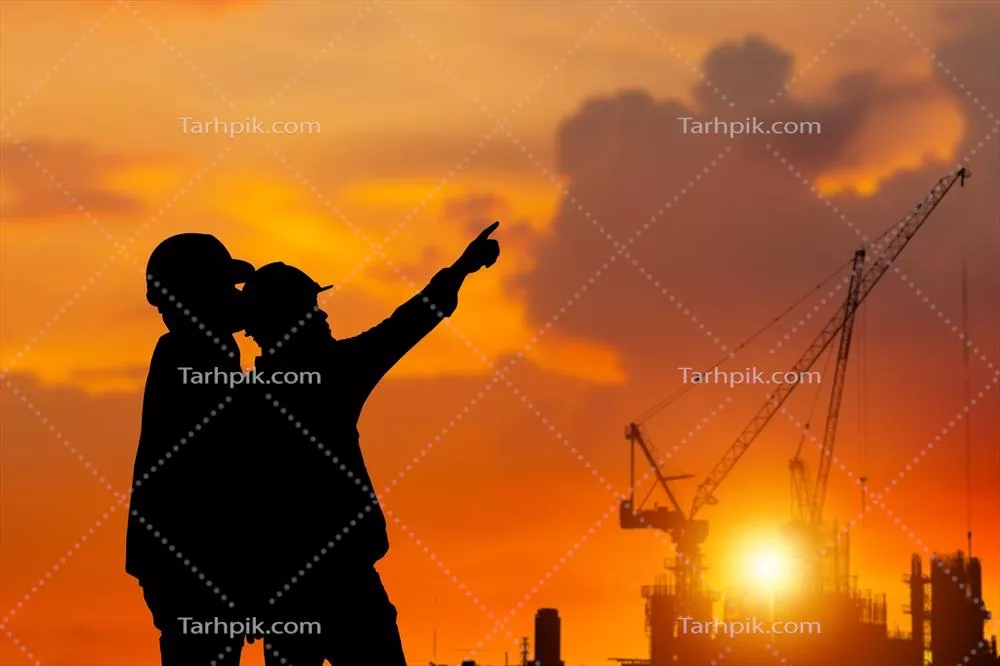 سیلوئت مهندسان و کارگران در حال بررسی پروژه در محل ساخت و ساز هنگام غروب