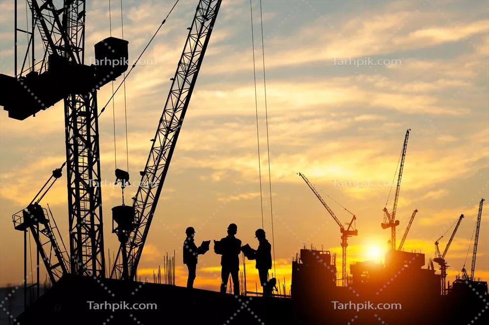 سیلوئت تیم مهندس و کارگر در محل ساخت و ساز در غروب آفتاب