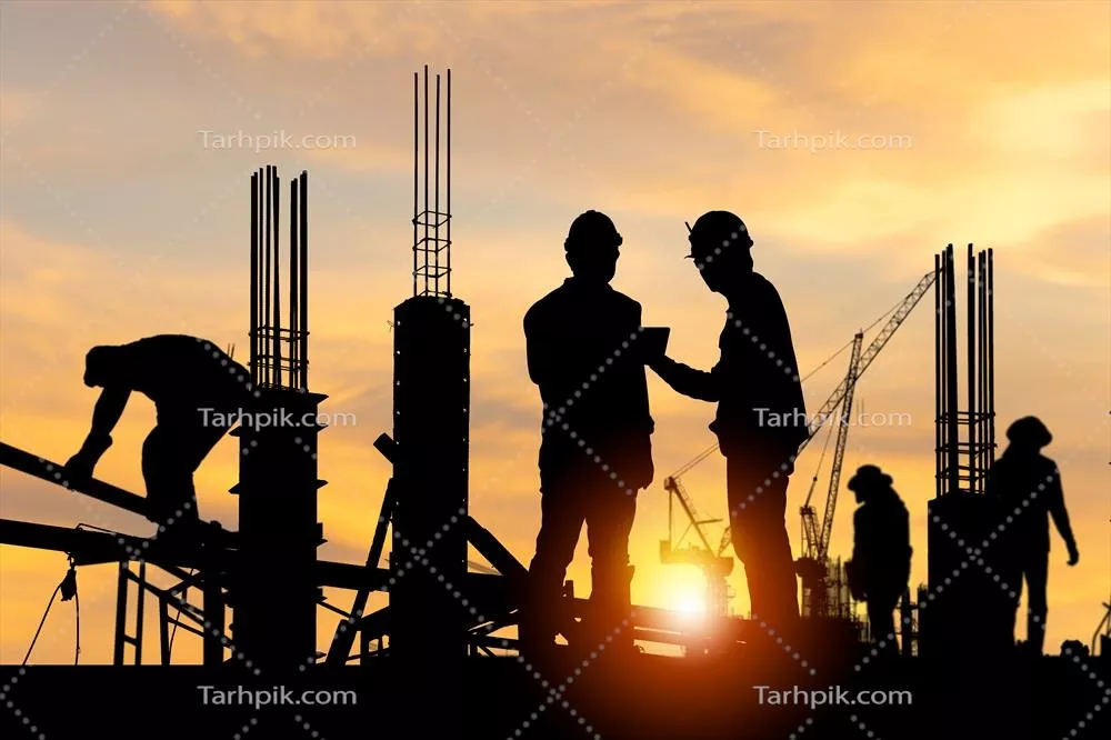 سکوت و آرامش در غروب: مهندس و کارگر در حال بررسی پروژه در محل ساخت و ساز