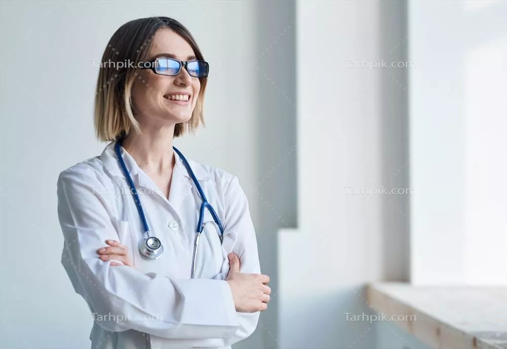 دکتر حرفه‌ای زن با عینک در کنار پنجره و گوشی پزشکی