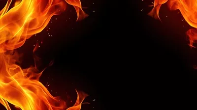 نزدیکنما و نمایش جزئیات شعلههای آتش روی پسزمینه سیاه