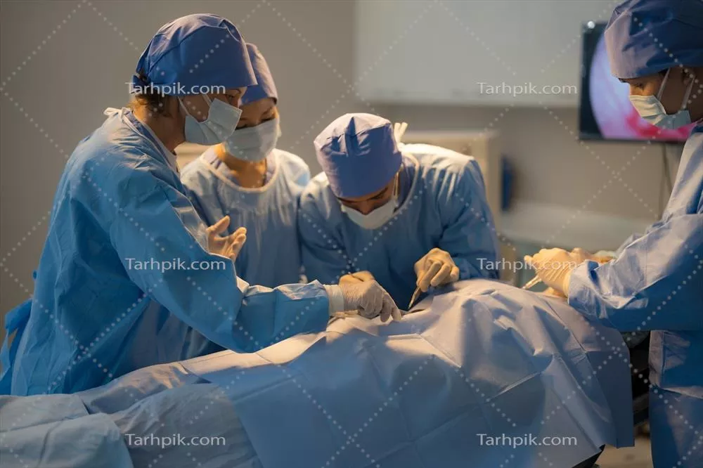 پزشک و پرستار در حال انجام جراحی بر روی بیمار