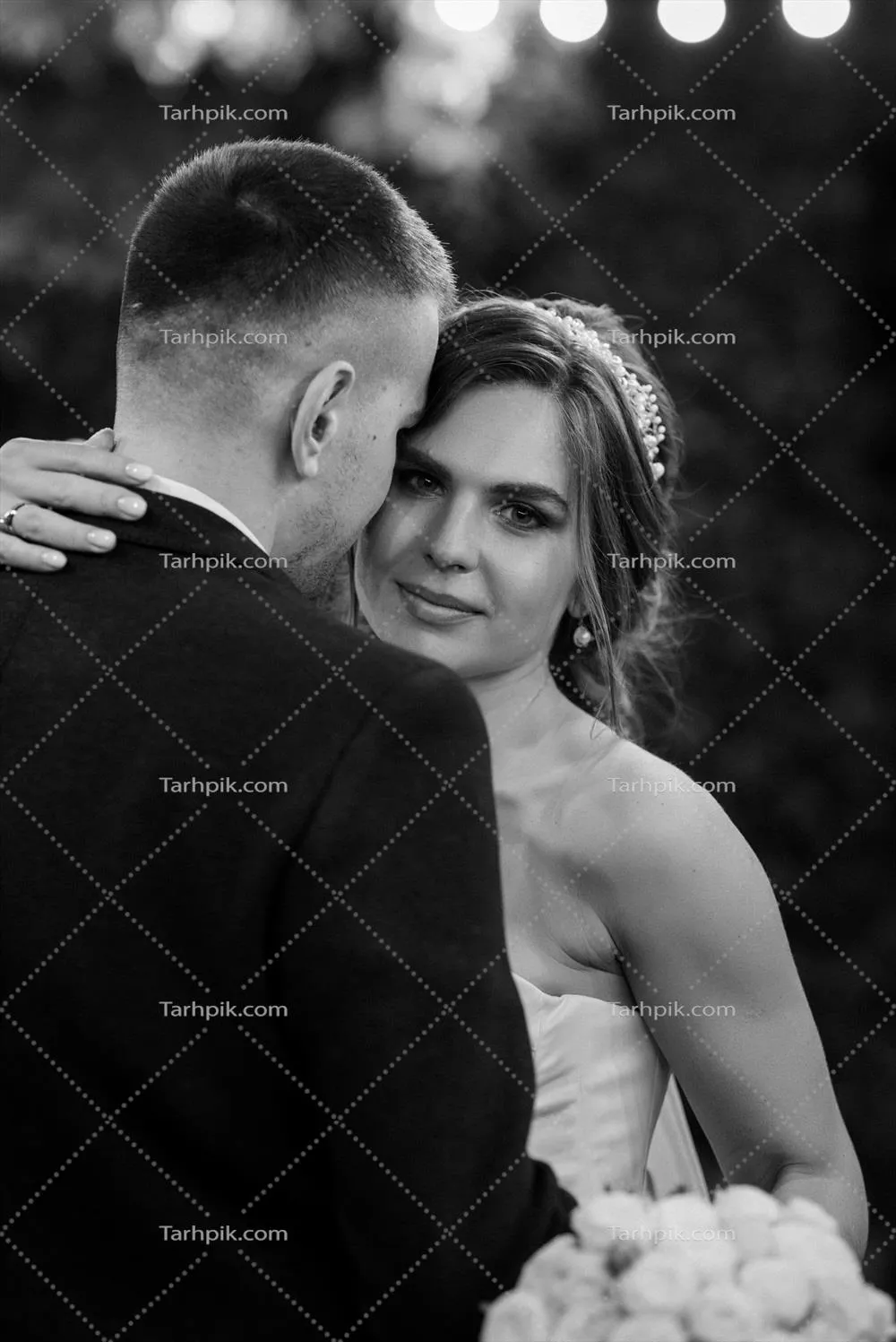 پرتره ای از یک زوج جوان عروس و داماد در روز ازدواجشان