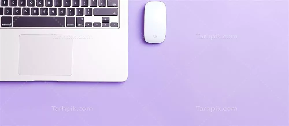لپتاپ کامپیوتری بر روی میز بنفش طراحی شده با فناوری هوش مصنوعی مولد