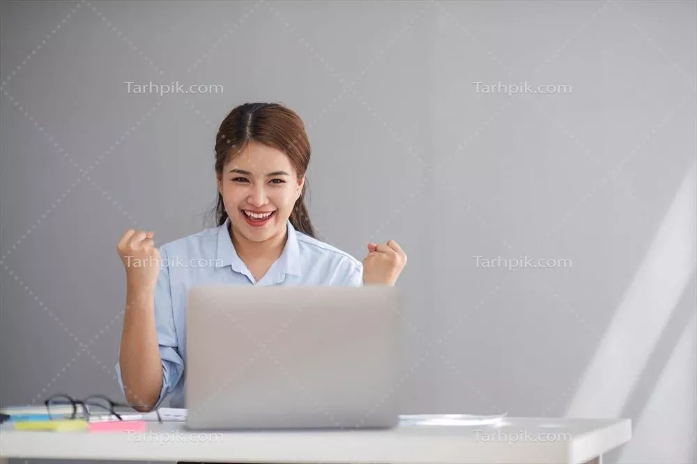 زنان کارآفرین آسیایی با لبخند، نشانه‌های موفقیت در محیط کار و تکنولوژی مدرن