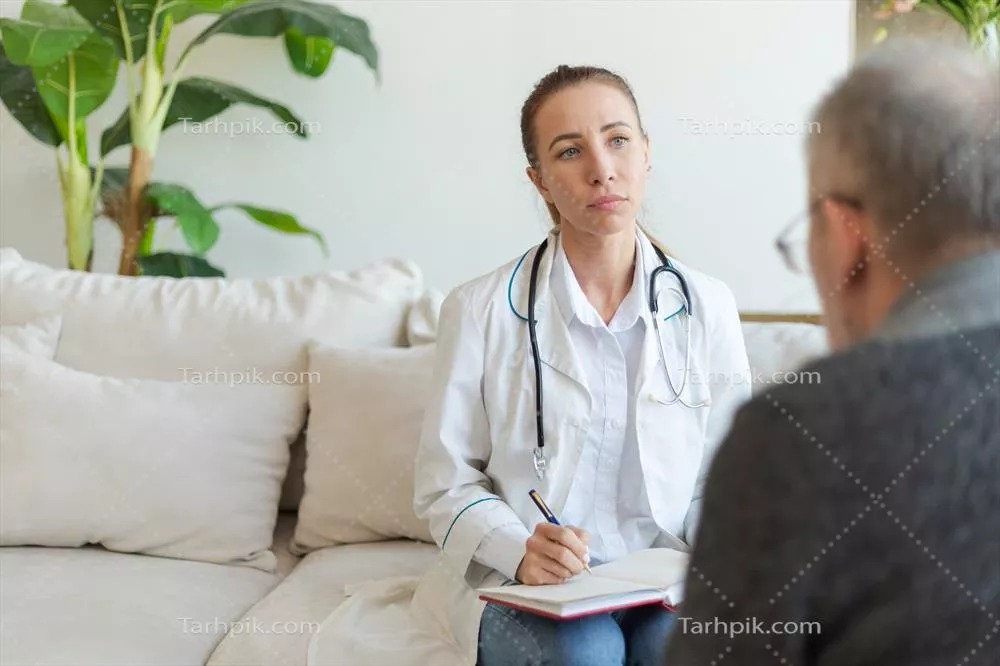 مشاوره پزشک زن با بیمار سالمند در مطب یا در خانه: مراقبتهای بهداشتی و معاینات پزشکی