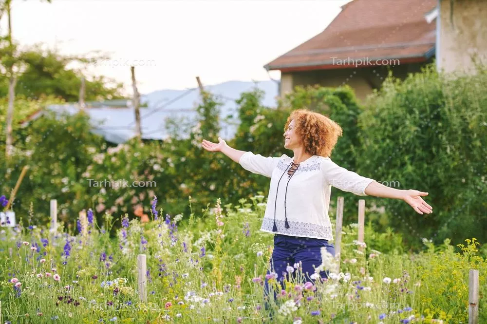 پرتره‌ای زیبا از یک زن ۵۰ ساله در پارک گل، روزی خوش و سالم
