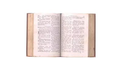 کتابی باز بر روی پسزمینه شفاف و روشن