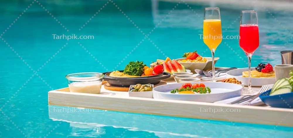 صبحانه لوکس شناور در استخر با میوه و غذاهای سالم در یک استراحتگاه استوایی