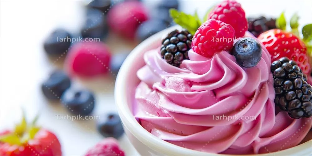 ماست یخ زده صورتی پررنگ با توت فرنگی، بلوبری و تمشک برای زندگی سالم و تابستانی