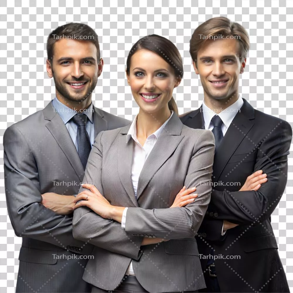 سه حرفه‌ای در لباس اداری با اعتماد به نفس در یک استودیوی روزانه و مدرن