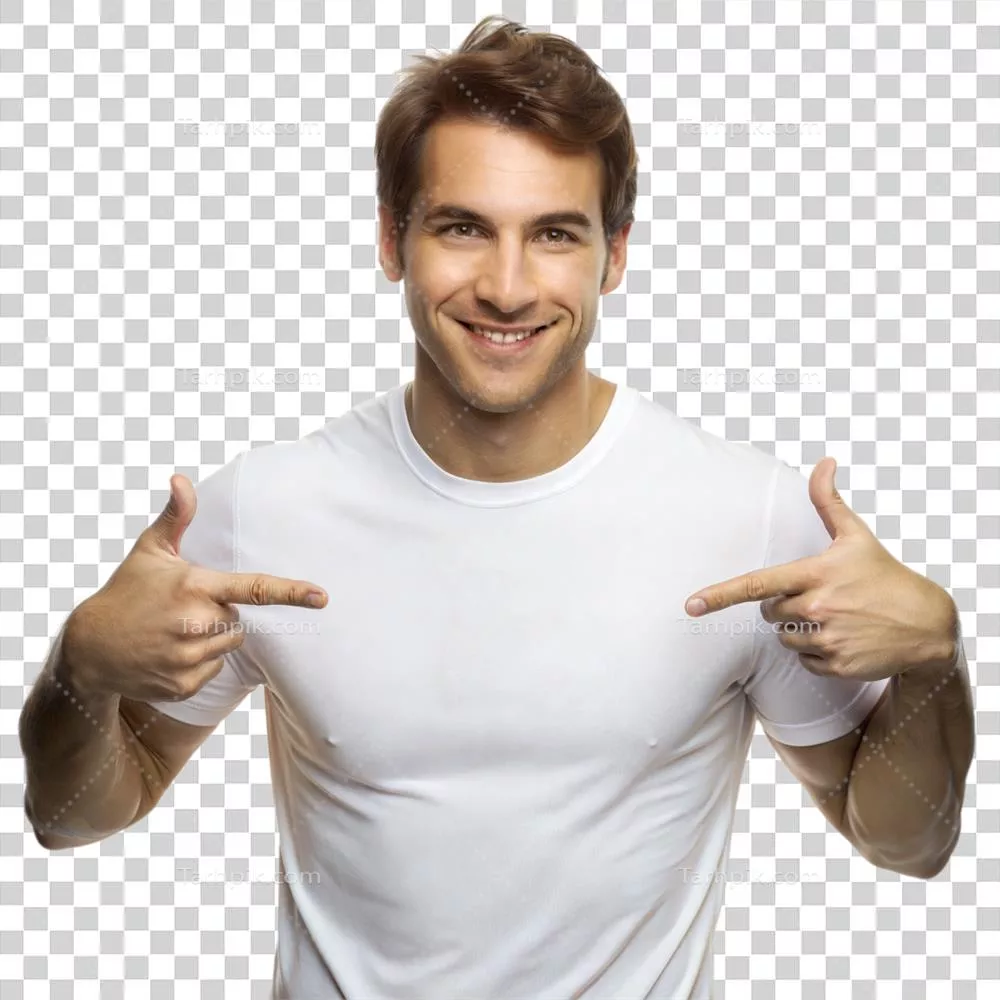 مردی با لبخند که به تی‌شرت سفید اشاره می‌کند