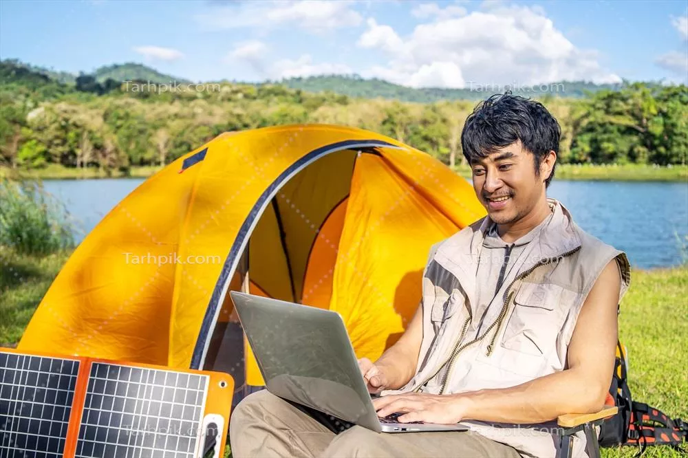 مرد جوان آسیایی در حال لذت بردن از سبک زندگی outdoor و کمپینگ در کوهستان های تابستانی
