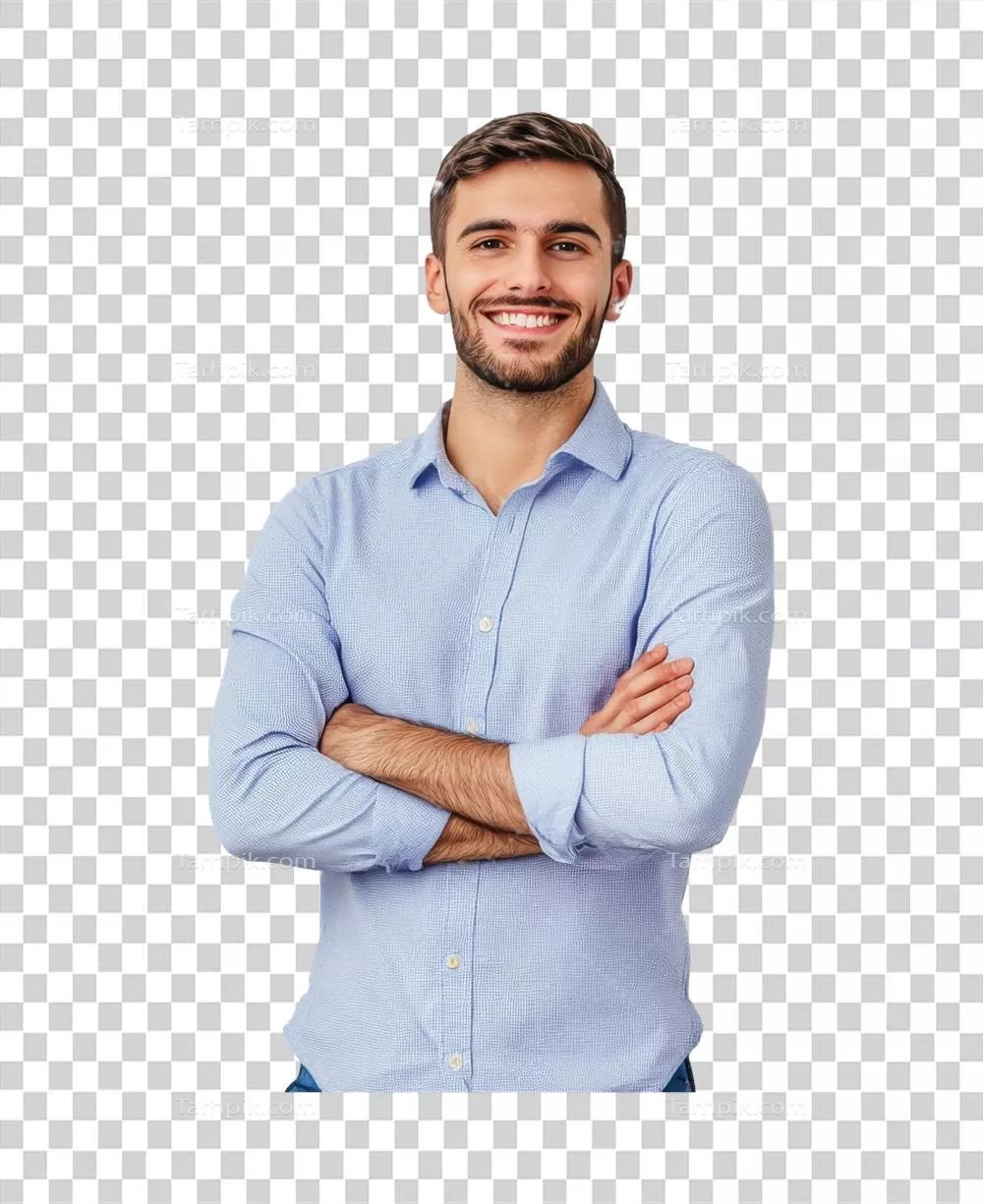 مردی با لبخند در پیراهن آبی روشن در محیط استودیو به صورت مطمئن ایستاده است