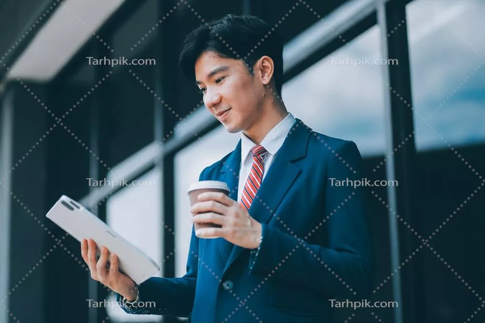 زندگی تجاری: استفاده از تبلت و لذت بردن از استراحت قهوه در مقابل شرکت