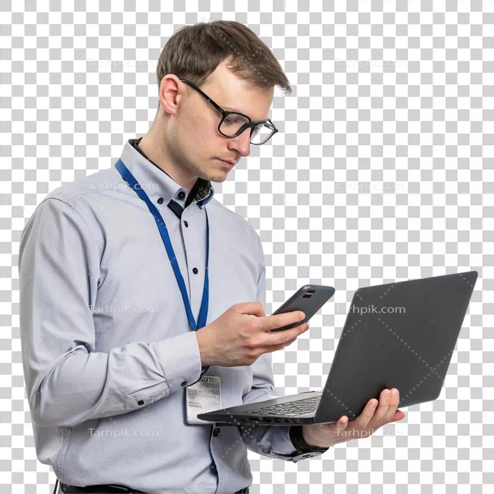 متخصص پشتیبانی IT در حال کار بر روی لپ‌تاپ در محیط حرفه‌ای فناوری