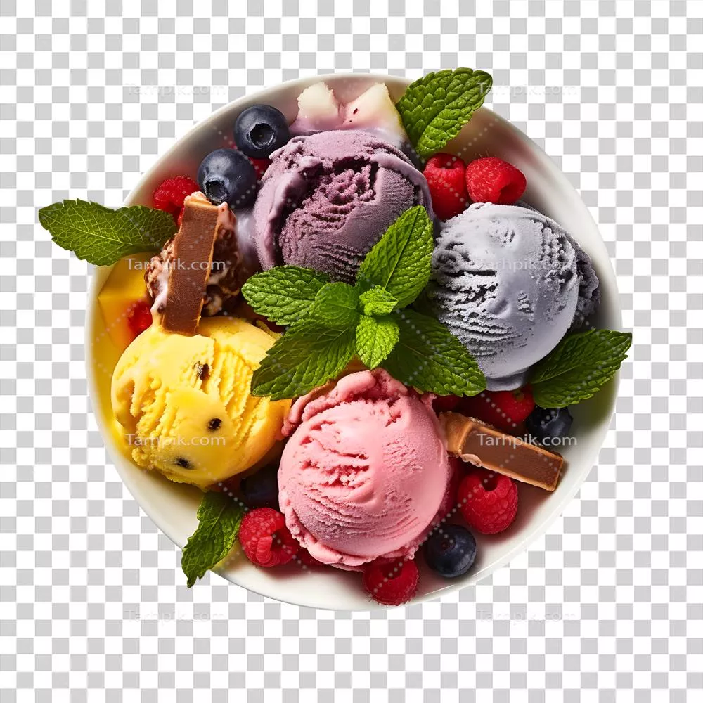 دسر خوشمزه بستنی با توت‌ها و شکلات روی آن