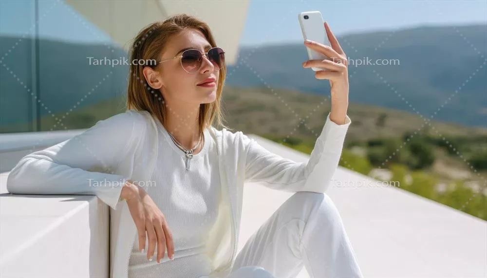 عکس سلفی یک زن جوان در محیط مدرن و فضای باز با پس زمینه روشن