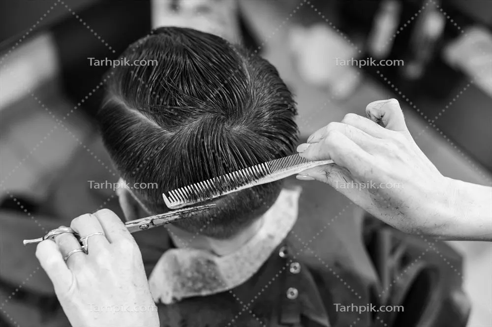 گرفتن haircut نوجوان در دوره پاندمی در آرایشگاه و خشک کردن موها بعد از haircut