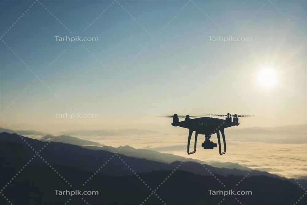 پرواز پهپاد در غروب آفتاب: زیبایی آسمان و پهپادها