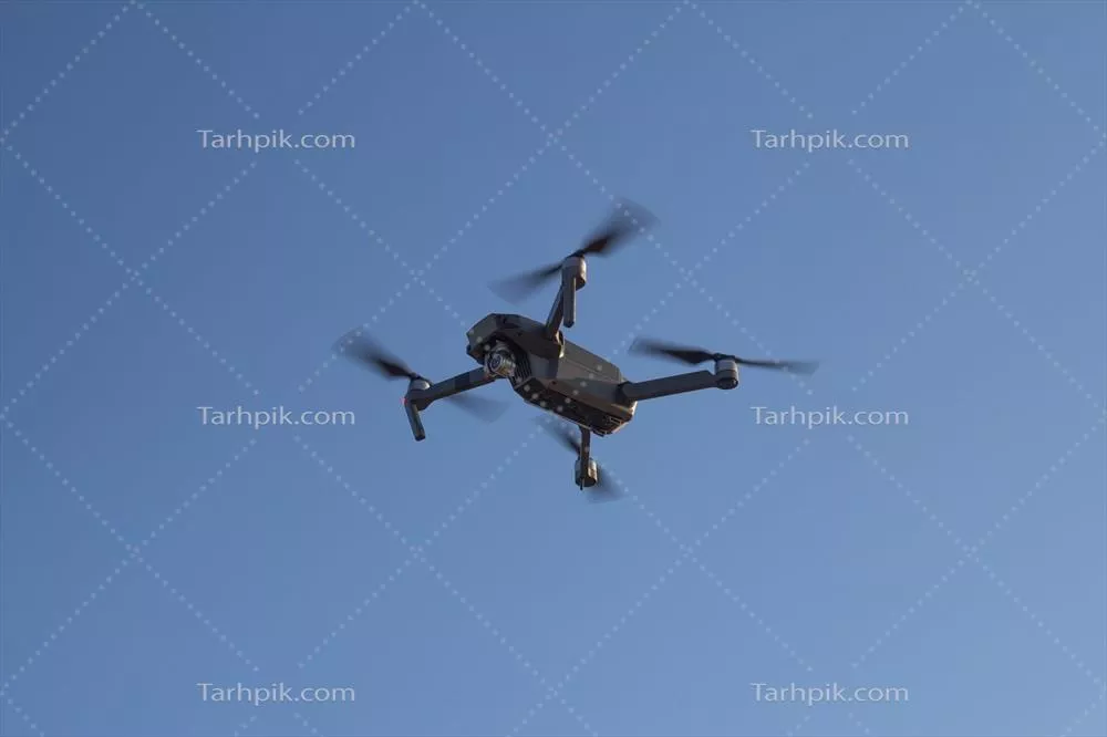 تصویر نزدیک از کوادکوپتر با جزئیات قابل توجه