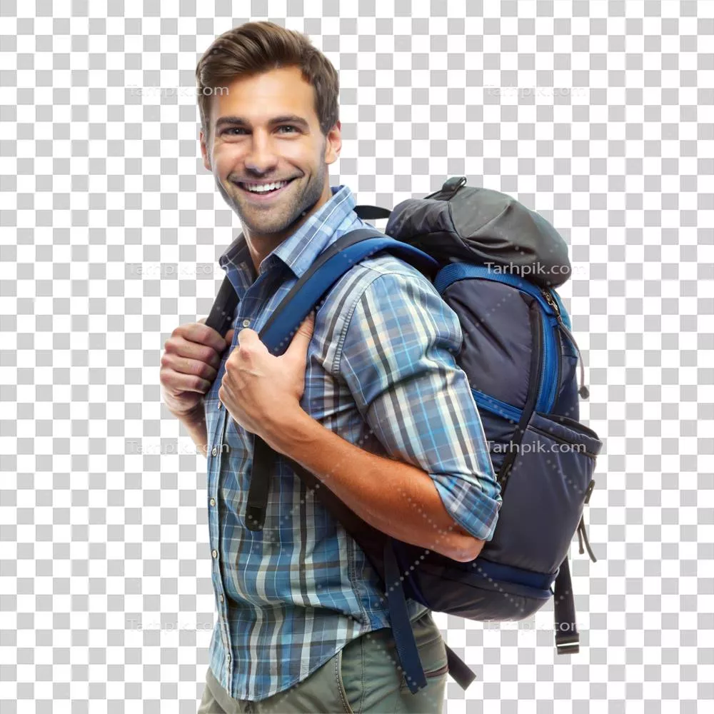 مرد جوان خندان با کوله پشتی بزرگ آماده ماجراجویی در طبیعت با پیراهن شطرنجی آبی
