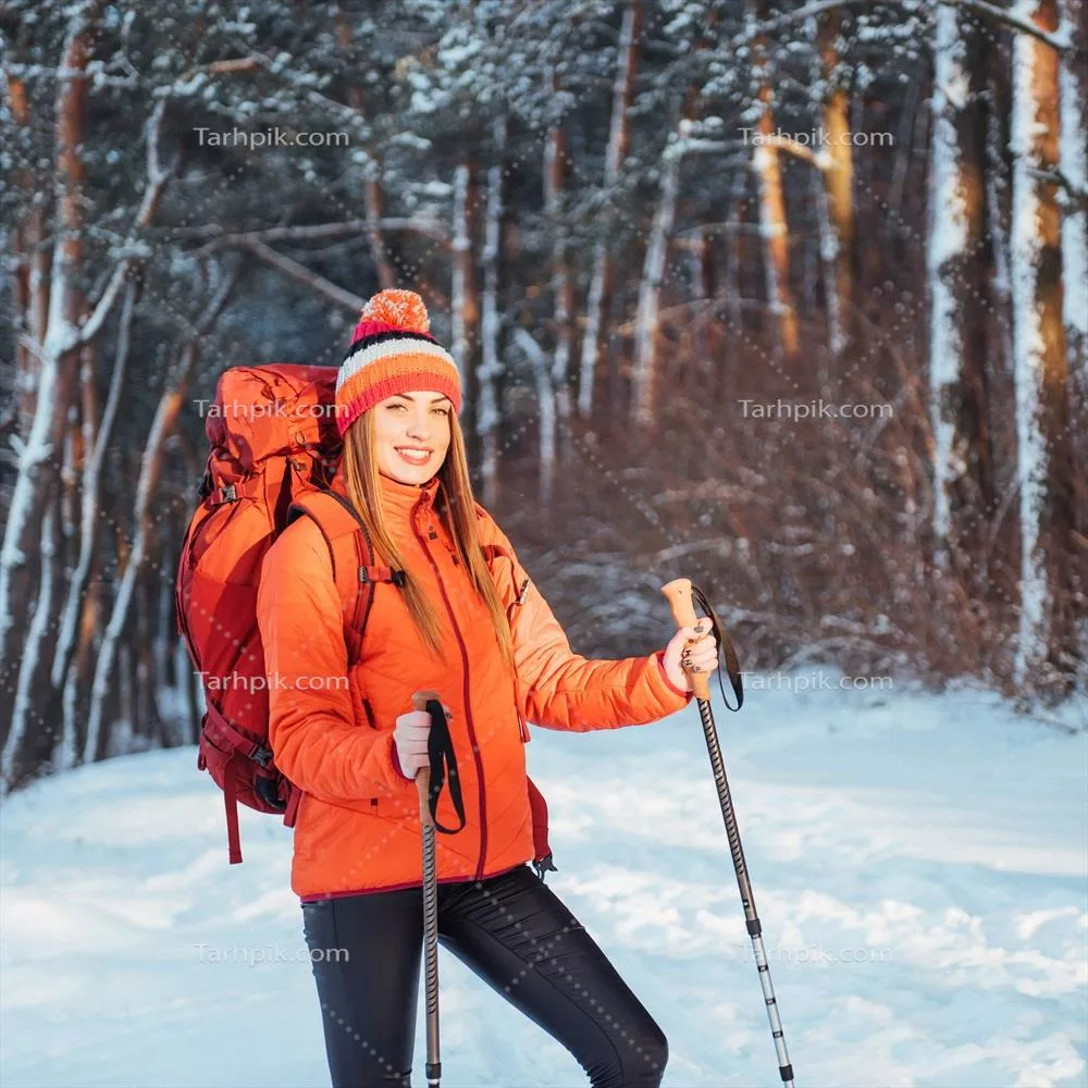 زن مسافر با کوله‌پشتی در طبیعت؛ تجربه‌ای شگفت‌انگیز از ماجراجویی‌های فعال و زیبایی‌های جنگل