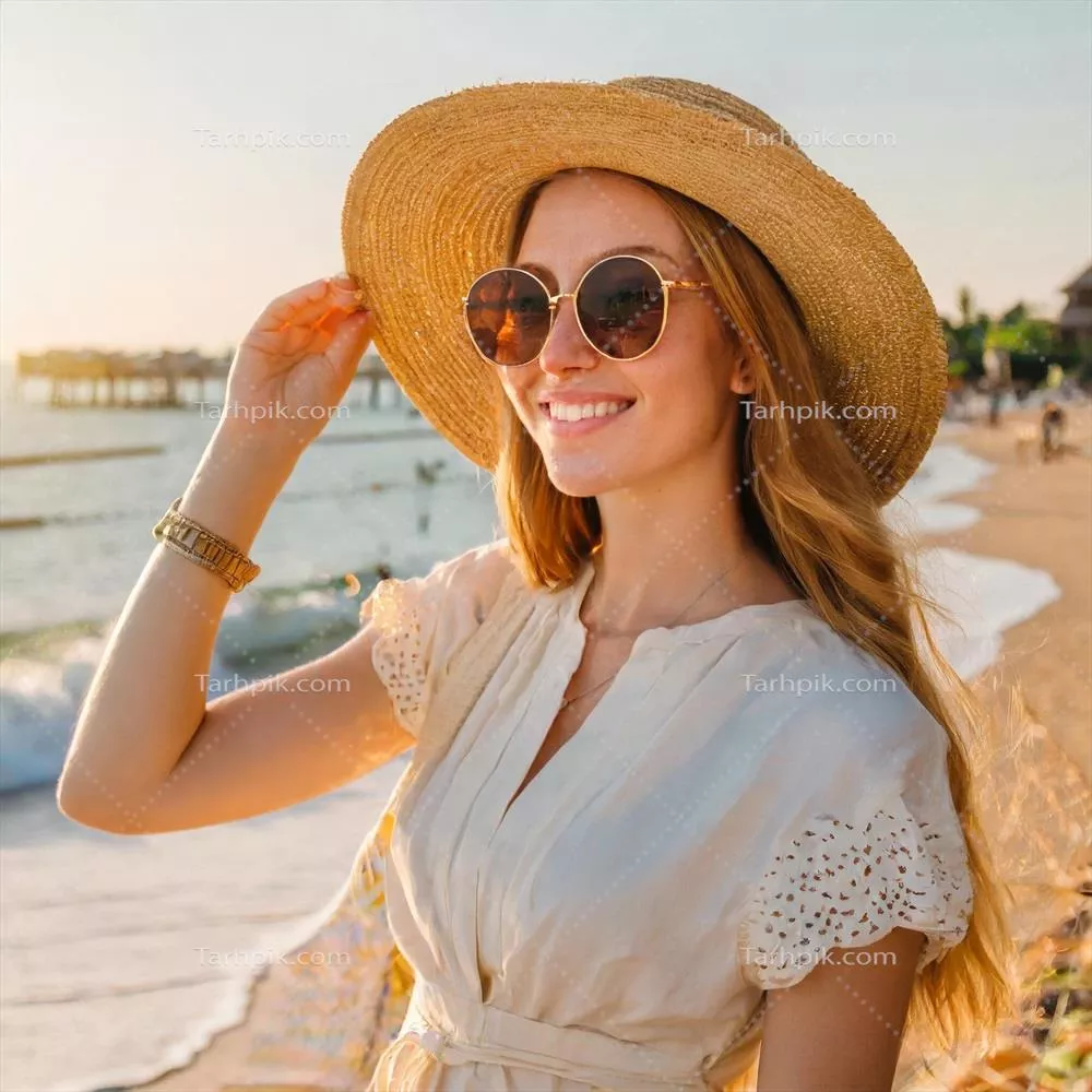 زن جوان با کلاه و عینک آفتابی در تعطیلات در سواحل خندان