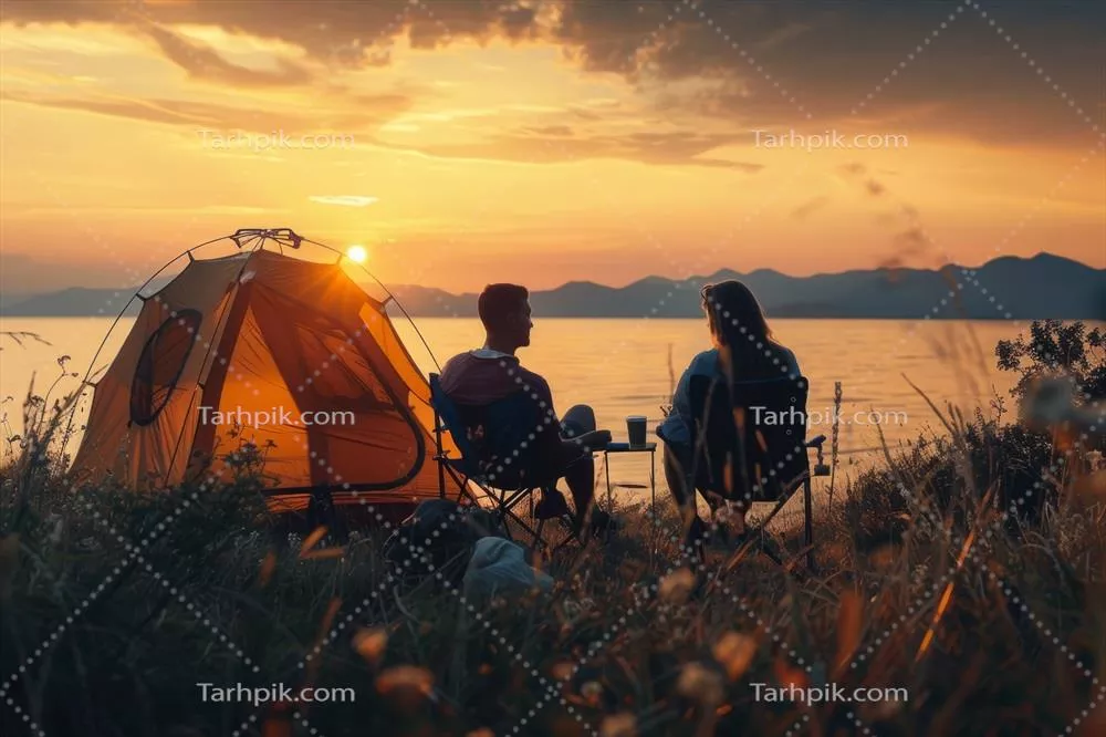 تماشای غروب در طبیعت: زوجی که در کنار دریا و کوهستان کمپ می‌زنند