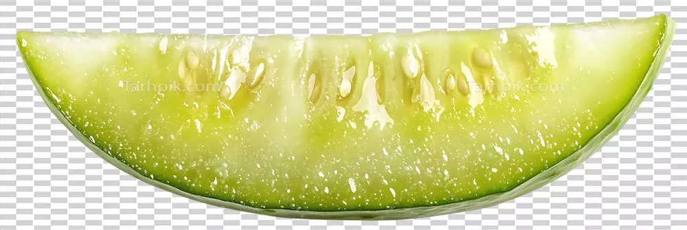 برش خیار تازه با پس زمینه شفاف که داخل آن آبدار و سبز را نشان میدهد