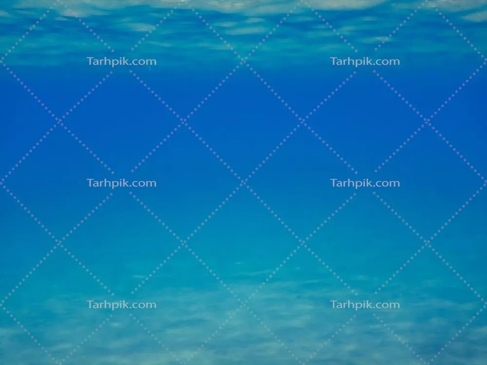 نگاهی به عمق آبی با امواج نرم و انعکاس‌های آرامش‌بخش