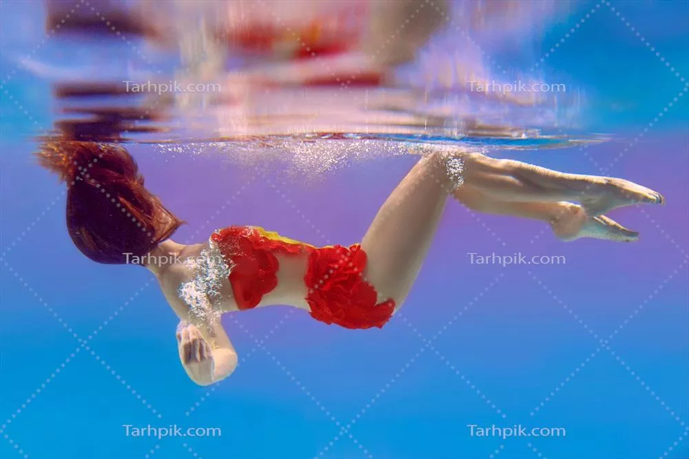 پرترهای شگفتانگیز و غیرواقعی از زن لاغر در لباس شنای نارنجی در زیر آب